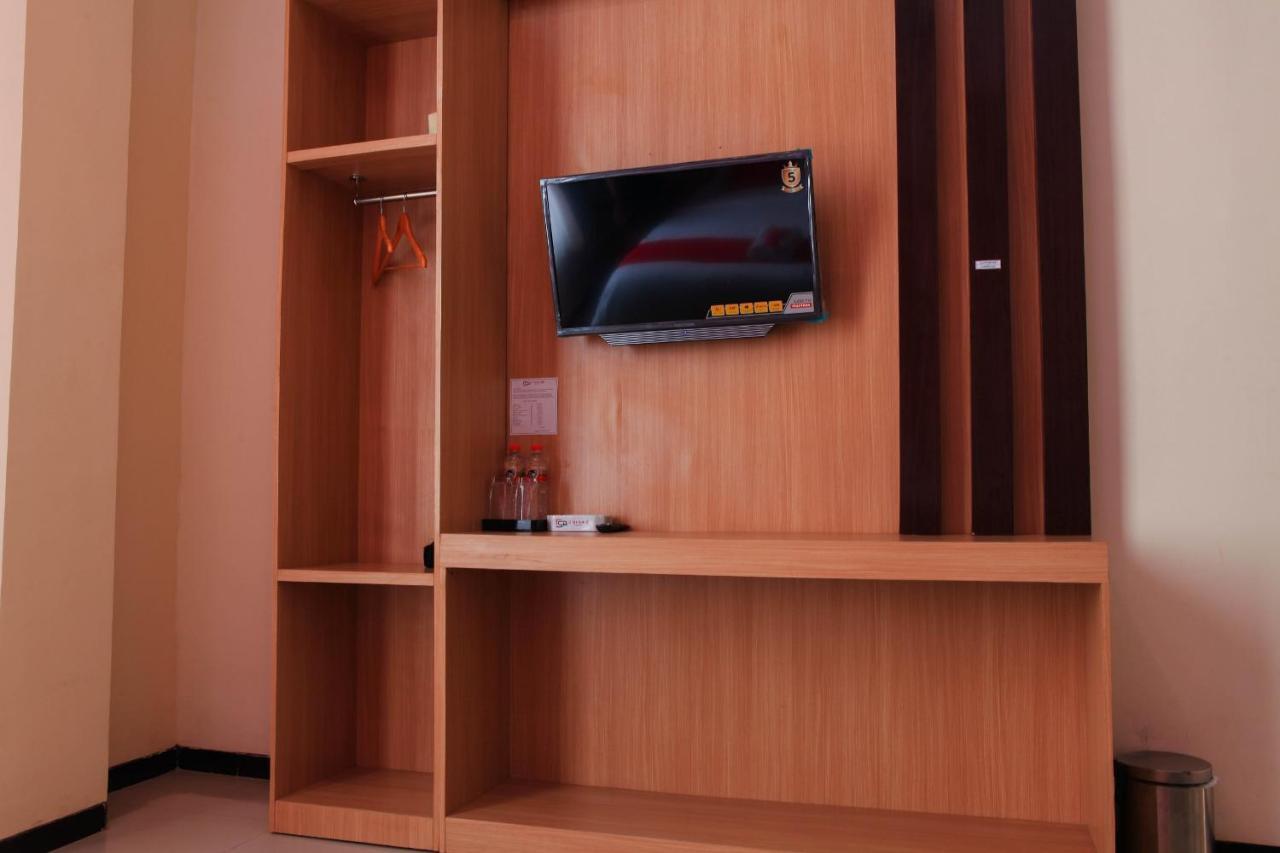 D'Shario Hotel Kepanjen Malang Exterior photo